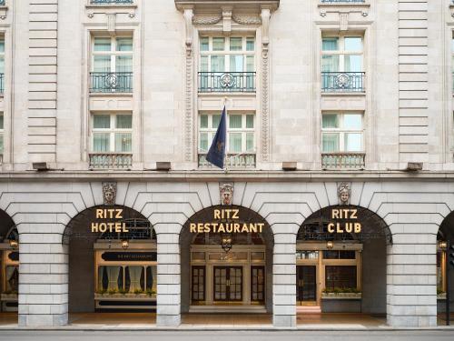 Ritz Hotel London .